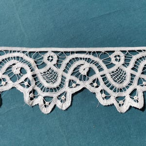 Merletti antichi, pizzi larghi fatti a mano, pizzi francesi, pizzi a nastro, pizzi vintage, matrimoni, rievocazioni storiche, progetti, rifiniture, sartoria.