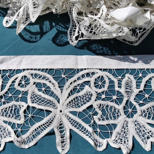 Pizzo antico fatto a mano, lungo 5 metri, pizzo francese antico molto largo, pizzo a fuselli, matrimonio, rievocazione storica, progetti, rifiniture, sartoria.