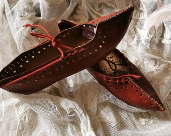 Shoes vintage, Ottoman slippers, tiny shoes, antique shoes.