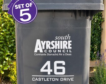 Op de afbeelding: Een donkergrijze afvalcontainer met een groen deksel en een witte grafische sticker met de tekst SET OF 5. De container toont het logo van South Ayrshire Council, het nummer 46 en de tekst CASTLETON DRIVE in witte letters op de voorzijde.
