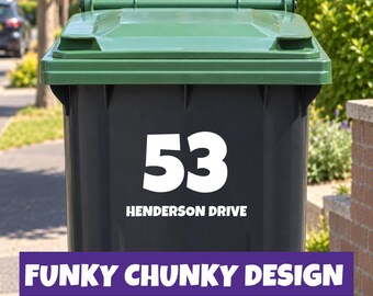 Op de afbeelding: Een donkergrijze buitenafvalbak met een groen deksel voorzien van een witte sticker. De sticker toont het nummer 53 in een groot, vet lettertype boven de tekst HENDERSON DRIVE in een kleiner, schreefloos lettertype.