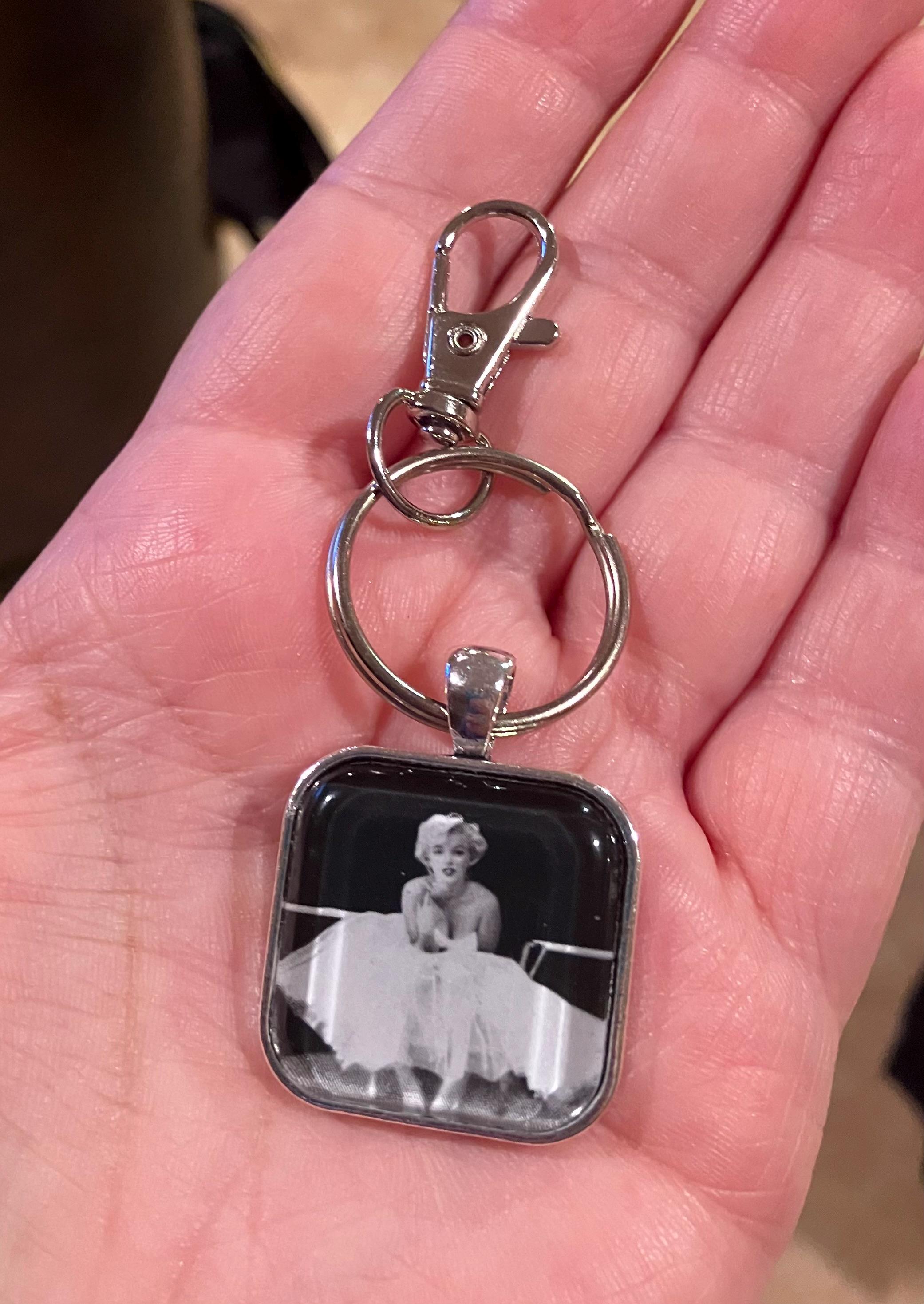 希少‼️ キティ 根付 マリリンモンロー ストラップ キーホルダー Marilyn Monroe Keychain - Etsy