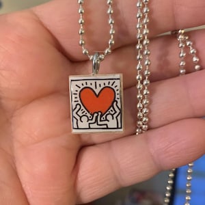 Colgante con ficha de Scrabble Love de Keith Haring con cadena de bolas plateada