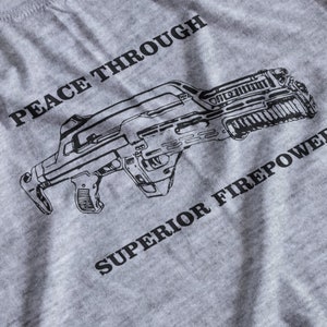 Paz a través de Superior Firepower Camiseta / prop, réplica, cosplay