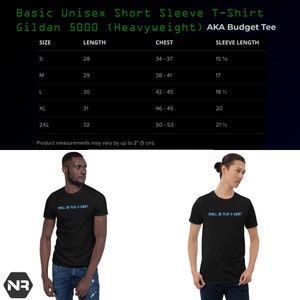 Może przedstawiać: Czarny T-shirt z kr&oacute;tkim rękawem z napisem "Shall We Play A Game?" w kolorze niebieskim. Tabela rozmiar&oacute;w z wymiarami w calach dla klatki piersiowej, długości i długości rękawa.