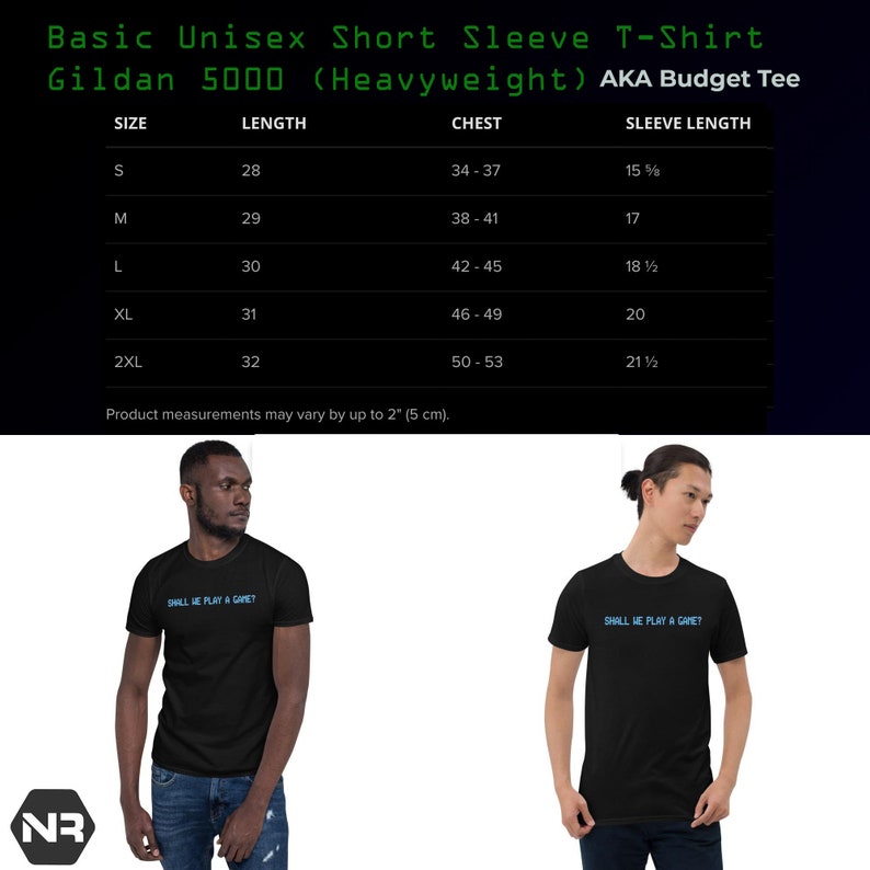 Może przedstawiać: Czarny T-shirt z kr&oacute;tkim rękawem z napisem "Shall We Play A Game?" w kolorze niebieskim. Tabela rozmiar&oacute;w z wymiarami w calach dla klatki piersiowej, długości i długości rękawa.