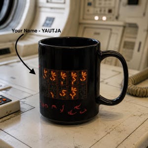 Personaliseer YAUTJA-naam: zwarte mok van 11 en 15 oz [nieuwe Nixie-stijl]