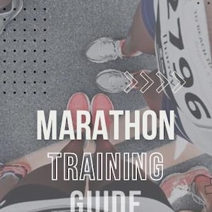 Pode incluir: Um documento digital intitulado MARATHON TRAINING GUIDE com o subtítulo 16 WEEK MARATHON TRAINING PLANS FOR BEGINNER | INTERMEDIATE | ADVANCE RUNNERS. A imagem mostra uma vista superior de vários pares de tênis de corrida e números de peito.