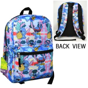 Puede incluir: Mochila azul con un patr&oacute;n tie-dye que presenta a Stitch de Lilo & Stitch tocando el ukelele. La mochila tiene un bolsillo frontal grande y un bolsillo m&aacute;s peque&ntilde;o encima. La mochila tiene correas ajustables y un asa superior. La parte posterior de la mochila es negra. El texto "BACK VIEW" est&aacute; impreso en la imagen.