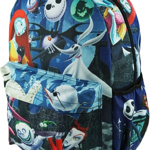Peut inclure: Un sac &agrave; dos bleu avec un imprim&eacute; color&eacute; de personnages du film L'&Eacute;trange No&euml;l de monsieur Jack. Les personnages incluent Jack Skellington, Sally, Zero, Oogie Boogie, et plus encore. Le sac &agrave; dos a un grand compartiment principal et une petite poche avant.