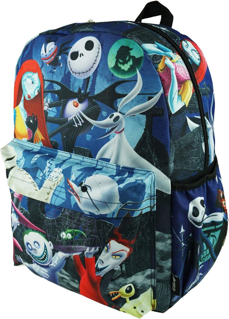 Peut inclure: Un sac &agrave; dos bleu avec un imprim&eacute; color&eacute; de personnages du film L'&Eacute;trange No&euml;l de monsieur Jack. Les personnages incluent Jack Skellington, Sally, Zero, Oogie Boogie, et plus encore. Le sac &agrave; dos a un grand compartiment principal et une petite poche avant.