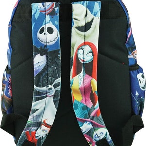 Peut inclure: Un sac &agrave; dos bleu avec une fermeture &eacute;clair noire et des bretelles r&eacute;glables. Le sac &agrave; dos pr&eacute;sente un imprim&eacute; color&eacute; de personnages du film L'&Eacute;trange No&euml;l de monsieur Jack, notamment Jack Skellington, Sally et Oogie Boogie.