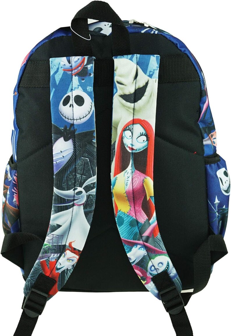Peut inclure: Un sac &agrave; dos bleu avec une fermeture &eacute;clair noire et des bretelles r&eacute;glables. Le sac &agrave; dos pr&eacute;sente un imprim&eacute; color&eacute; de personnages du film L'&Eacute;trange No&euml;l de monsieur Jack, notamment Jack Skellington, Sally et Oogie Boogie.