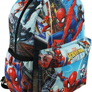 K&ouml;nnte beinhalten: Ein blauer, roter und schwarzer Rucksack mit einem Spiderman-Design. Der Rucksack hat eine gro&szlig;e Fronttasche mit dem Aufdruck "Marvel Spiderman".