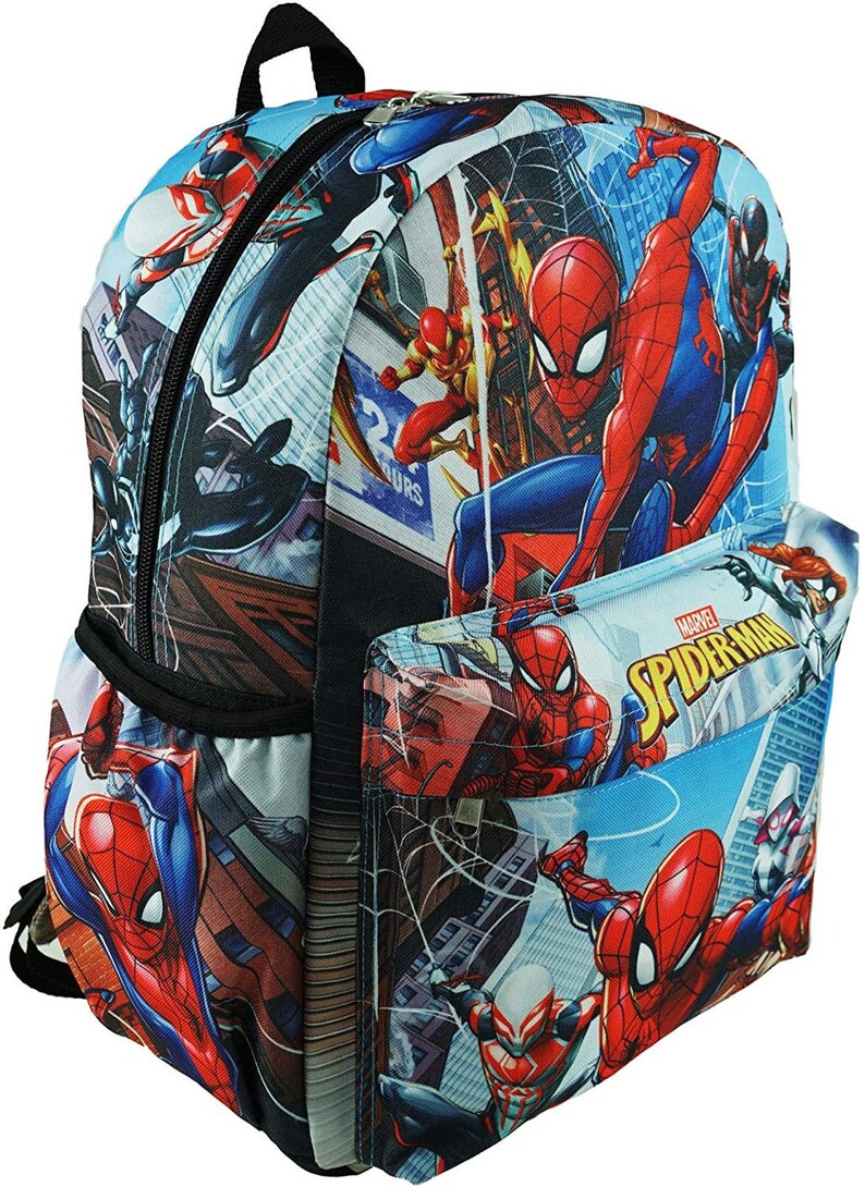 K&ouml;nnte beinhalten: Ein blauer, roter und schwarzer Rucksack mit einem Spiderman-Design. Der Rucksack hat eine gro&szlig;e Fronttasche mit dem Aufdruck "Marvel Spiderman".