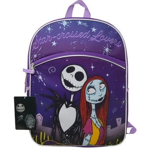 Puede incluir: Mochila morada con ribete blanco que presenta un gr&aacute;fico de Jack Skellington y Sally de Pesadilla Antes de Navidad. La mochila tiene el texto "Star-crossed Lovers" impreso en la parte delantera.