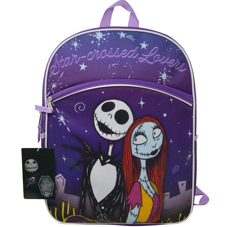 Puede incluir: Mochila morada con ribete blanco que presenta un gr&aacute;fico de Jack Skellington y Sally de Pesadilla Antes de Navidad. La mochila tiene el texto "Star-crossed Lovers" impreso en la parte delantera.