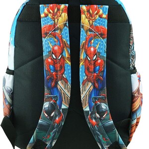 K&ouml;nnte beinhalten: Ein schwarzer Rucksack mit verstellbaren Tr&auml;gern. Der Rucksack hat einen bunten Aufdruck von Spider-Man-Charakteren, darunter Spider-Man, Iron Spider und Miles Morales.