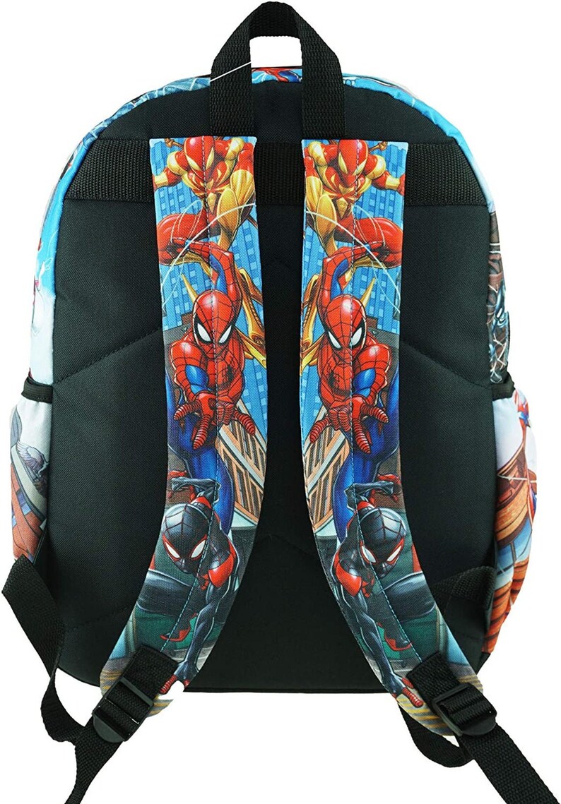 K&ouml;nnte beinhalten: Ein schwarzer Rucksack mit verstellbaren Tr&auml;gern. Der Rucksack hat einen bunten Aufdruck von Spider-Man-Charakteren, darunter Spider-Man, Iron Spider und Miles Morales.