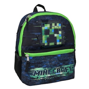Puede incluir: Una mochila Minecraft negra y verde con una cara de Creeper pixelada en la parte delantera. La mochila tiene una cremallera verde y un bolsillo de malla en el lateral.