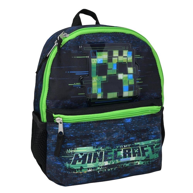 Puede incluir: Una mochila Minecraft negra y verde con una cara de Creeper pixelada en la parte delantera. La mochila tiene una cremallera verde y un bolsillo de malla en el lateral.