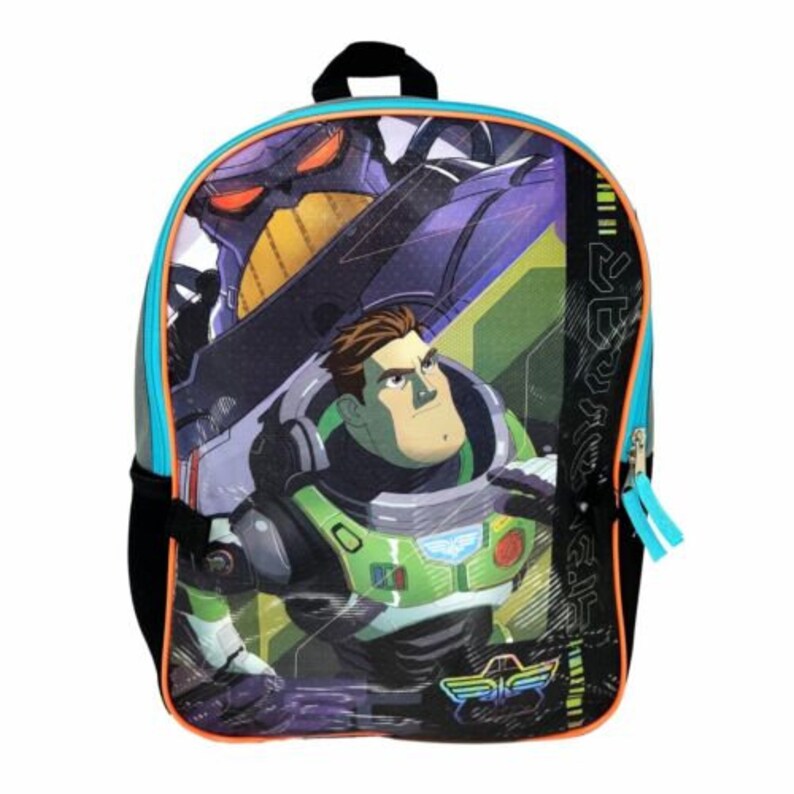 Puede incluir: Una mochila azul y negra con un gr&aacute;fico de Buzz Lightyear de la franquicia Toy Story. La mochila presenta una imagen grande de Buzz Lightyear en su traje de ranger espacial, con una imagen m&aacute;s peque&ntilde;a del villano Zurg en el fondo. La mochila tiene un cierre de cremallera y correas ajustables.