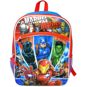 Könnte beinhalten: Ein blauer und roter Marvel Heroes Rucksack mit einem Netzfach an der Seite. Die Vorderseite zeigt ein großes Bild von Iron Man, Captain America, Hulk, Black Panther und anderen Marvel-Charakteren. Der Text "Marvel Heroes" ist auf der Vorderseite des Rucksacks aufgedruckt.