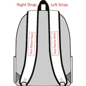 K&ouml;nnte beinhalten: Ein grauer Rucksack mit wei&szlig;en Tr&auml;gern. Die Tr&auml;ger haben den Text "Your Name Here" aufgedruckt.