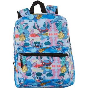 Puede incluir: Mochila azul con un patr&oacute;n de tie-dye que presenta a Stitch de Lilo & Stitch. Stitch lleva gafas de sol y toca el ukelele. Hay pi&ntilde;as y ukeleles en la mochila.