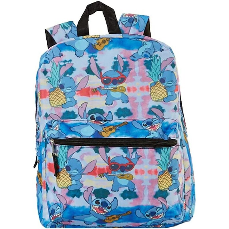 Puede incluir: Mochila azul con un patr&oacute;n de tie-dye que presenta a Stitch de Lilo & Stitch. Stitch lleva gafas de sol y toca el ukelele. Hay pi&ntilde;as y ukeleles en la mochila.