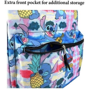Puede incluir: Mochila azul con un patr&oacute;n tie-dye con Stitch de Lilo & Stitch. La mochila tiene un bolsillo frontal con cremallera. La mochila tiene un dise&ntilde;o de pi&ntilde;a y Stitch.
