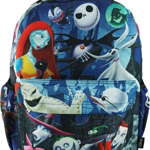 Peut inclure: Un sac &agrave; dos bleu avec un imprim&eacute; color&eacute; de personnages du film L'&Eacute;trange No&euml;l de monsieur Jack. Les personnages incluent Jack Skellington, Sally, Oogie Boogie et Zero. Le sac &agrave; dos a un grand compartiment principal et une petite poche avant.