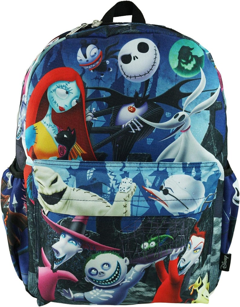Peut inclure: Un sac &agrave; dos bleu avec un imprim&eacute; color&eacute; de personnages du film L'&Eacute;trange No&euml;l de monsieur Jack. Les personnages incluent Jack Skellington, Sally, Oogie Boogie et Zero. Le sac &agrave; dos a un grand compartiment principal et une petite poche avant.