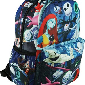 Peut inclure: Un sac &agrave; dos bleu et noir avec un imprim&eacute; color&eacute; de personnages du film L'&Eacute;trange No&euml;l de monsieur Jack. Les personnages incluent Jack Skellington, Sally et Oogie Boogie.
