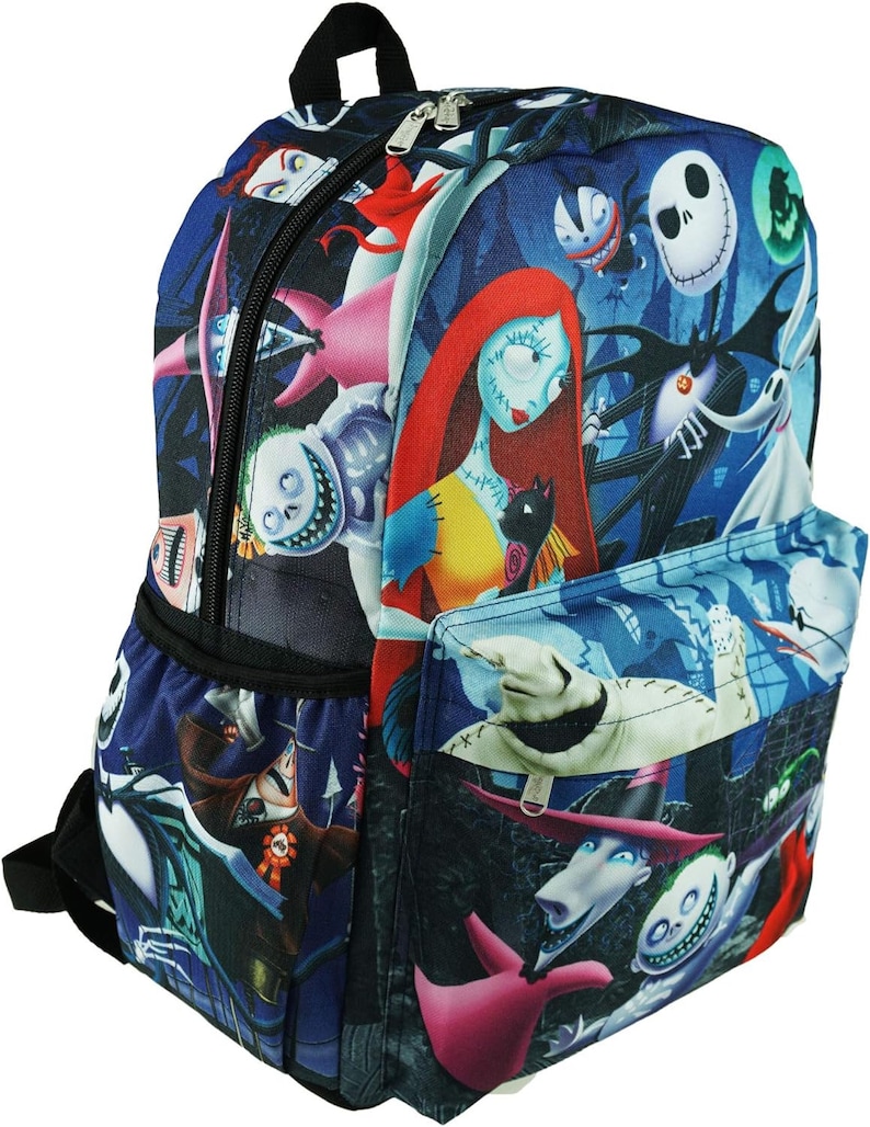 Peut inclure: Un sac &agrave; dos bleu et noir avec un imprim&eacute; color&eacute; de personnages du film L'&Eacute;trange No&euml;l de monsieur Jack. Les personnages incluent Jack Skellington, Sally et Oogie Boogie.