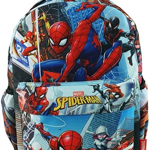 K&ouml;nnte beinhalten: Ein blauer und roter Marvel Spider-Man Rucksack mit einem gro&szlig;en Bild von Spider-Man auf der Vorderseite. Der Rucksack hat ein kleineres Fach auf der Vorderseite mit dem Aufdruck "Marvel Spider-Man". Der Rucksack ist mit Bildern von Spider-Man, Spider-Gwen und Miles Morales verziert.