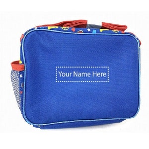 Puede incluir: Bolsa de almuerzo azul con un patr&oacute;n rojo, amarillo y blanco. La bolsa tiene un bolsillo lateral de malla y una etiqueta de nombre que dice "Your Name Here".
