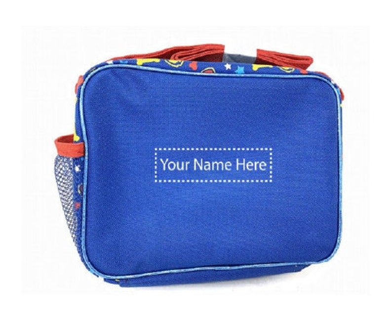 Puede incluir: Bolsa de almuerzo azul con un patr&oacute;n rojo, amarillo y blanco. La bolsa tiene un bolsillo lateral de malla y una etiqueta de nombre que dice "Your Name Here".