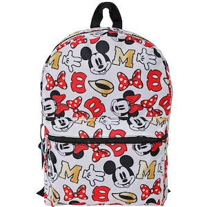 Puede incluir: Mochila blanca con un patr&oacute;n repetido de Mickey Mouse y Minnie Mouse con lazos rojos. El fondo es blanco con letras doradas que dicen "M".
