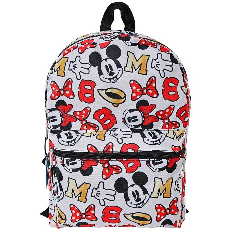 Puede incluir: Mochila blanca con un patr&oacute;n repetido de Mickey Mouse y Minnie Mouse con lazos rojos. El fondo es blanco con letras doradas que dicen "M".
