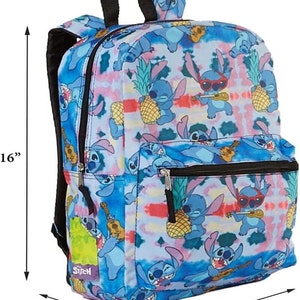Puede incluir: Una mochila azul y rosa tie-dye con un patr&oacute;n repetido de Stitch de Lilo & Stitch tocando el ukelele y sosteniendo una pi&ntilde;a. La mochila tiene una cremallera negra y un asa negra. La mochila mide 40,6 cm de alto, 30,5 cm de ancho y 11,4 cm de profundidad.