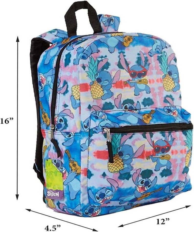 Puede incluir: Una mochila azul y rosa tie-dye con un patr&oacute;n repetido de Stitch de Lilo & Stitch tocando el ukelele y sosteniendo una pi&ntilde;a. La mochila tiene una cremallera negra y un asa negra. La mochila mide 40,6 cm de alto, 30,5 cm de ancho y 11,4 cm de profundidad.