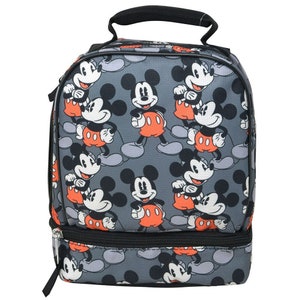 Puede incluir: Una bolsa de almuerzo gris con una cremallera y un asa negras. La bolsa est&aacute; cubierta con un patr&oacute;n repetido de Mickey Mouse en varias poses.