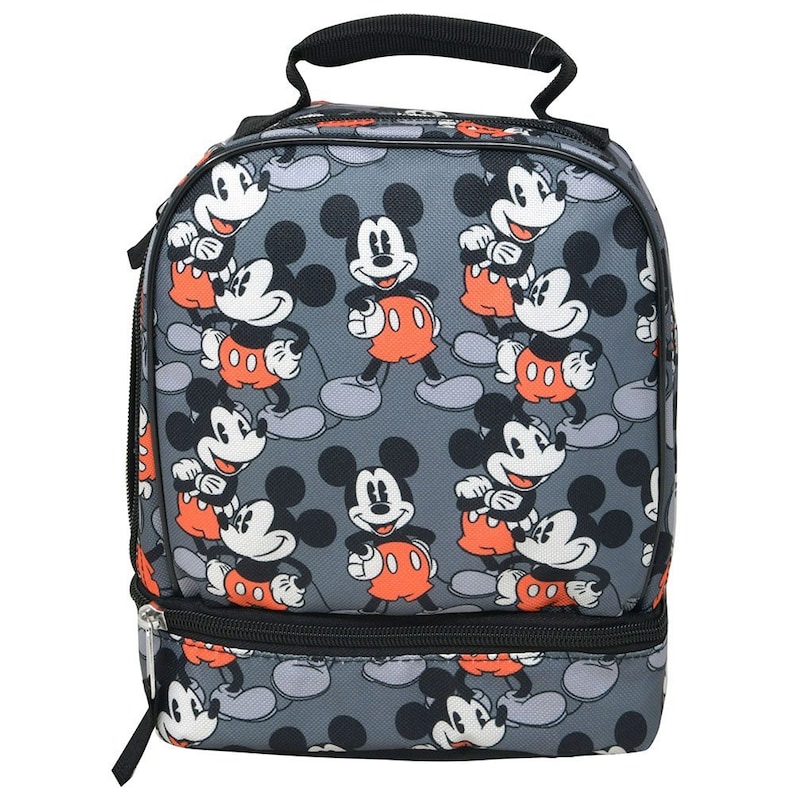Puede incluir: Una bolsa de almuerzo gris con una cremallera y un asa negras. La bolsa est&aacute; cubierta con un patr&oacute;n repetido de Mickey Mouse en varias poses.