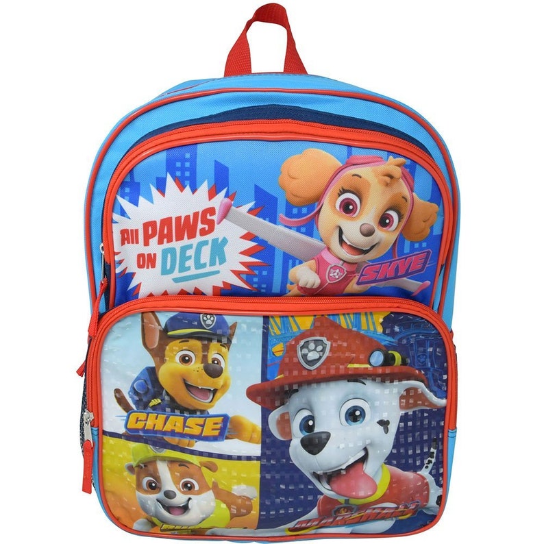 Puede incluir: Mochila Paw Patrol azul y roja con una gran imagen de Skye, Chase y Marshall. La mochila tiene el texto "All Paws On Deck" y "Skye" en ella.