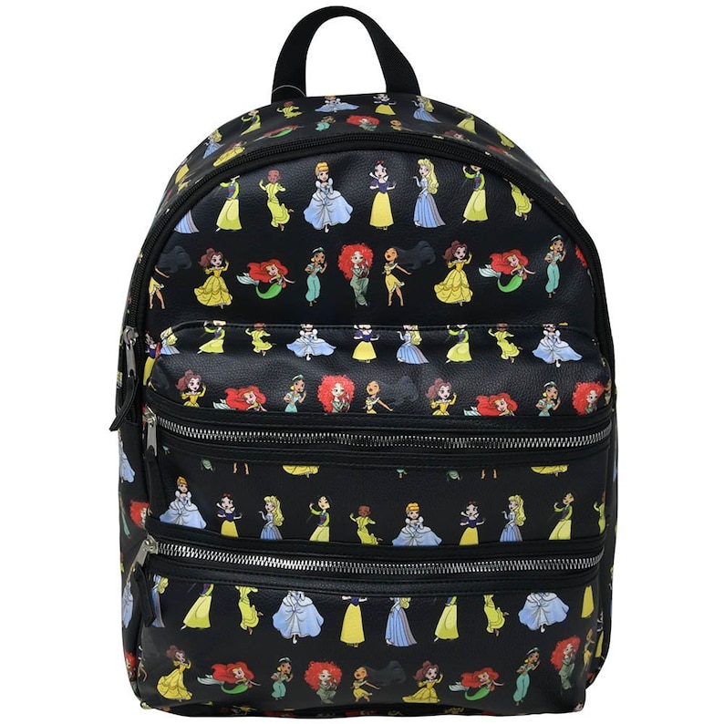 Puede incluir: Mochila negra con un estampado repetido de princesas de dibujos animados en varias poses y vestidos. La mochila tiene tres bolsillos delanteros con cremallera, un asa superior y correas ajustables. Fabricada en polipiel.