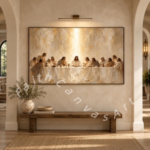 Può includere: Una grande stampa artistica rettangolare da parete che raffigura l'Ultima Cena in una palette neutra di toni crema, beige e oro. La scena mostra una figura centrale seduta a un lungo tavolo con altre dodici persone, illuminata da una luce.