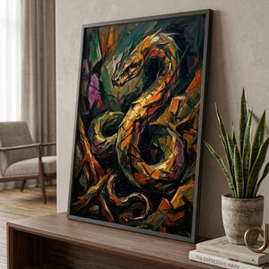 Op de afbeelding: Een ingelijst rechthoekig wandkunstwerk met een abstract olieverfschilderij van een opgerolde slang. Het kunstwerk gebruikt dikke, getextureerde penseelstreken in tinten oranje, geel, donkergroen en zwart om de slang tussen het gebladerte af te beelden.
