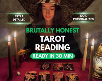 Puede incluir: Un servicio de lectura de tarot con el texto BRUTALLY HONEST TAROT READING, EXTRA DETAILED, 100% PERSONALIZED y READY IN 30 MIN. La escena incluye cuatro velas encendidas, un pequeño frasco de vidrio y siete cartas de tarot sobre un paño rojo.