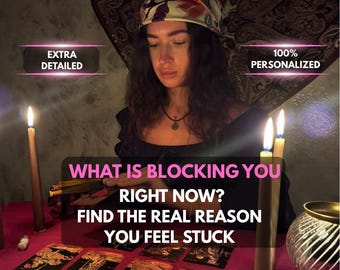 Puede incluir: Una lectura de tarot con una persona que lleva un pañuelo floral, rodeada de velas encendidas y cartas extendidas sobre un paño rojo. El texto dice: EXTRA DETAILED, 100% PERSONALIZED, WHAT IS BLOCKING YOU RIGHT NOW? FIND THE REAL REASON YOU FEEL STUCK.